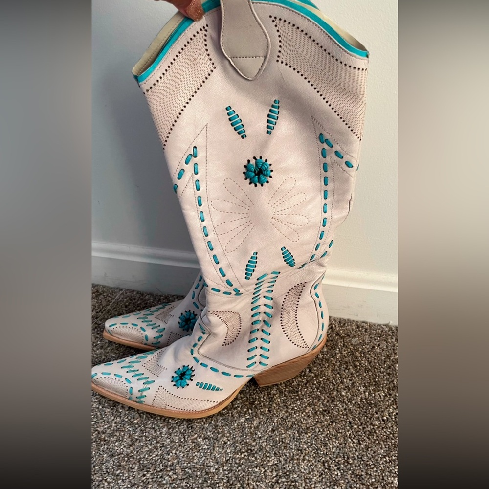 COPY - BCBG boots size 10 in new condition. - Picture 2 of 3